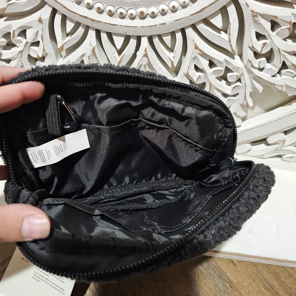 NEW Under Armour Sherpa Black Adjustabme Waist Bag/Crossbody OSFM - Picture 11 of 14